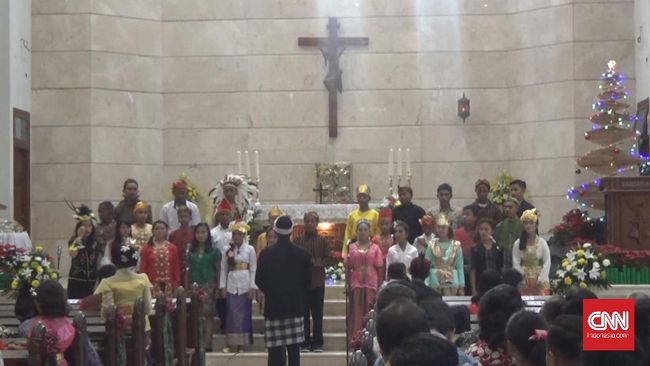 Jemaat di Mojokerto Rayakan Natal  dengan Baju  Adat Nusantara
