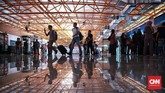 Tahap awal, kereta bandara yang terdiri dari enam rangkaian gerbong, dapat mengangkut 270 penumpang. Uji coba diberangkatkan dari Stasiun Sudirman BNI City. Jakarta. Selasa, 26 Desember 2017.CNN Indonesia/Andry Novelino