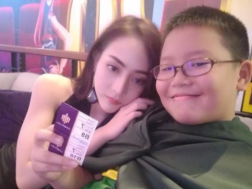 Kencan dengan Model Cantik dan Seksi, Bocah 10 Tahun Ini Jadi Viral Kencan dengan Model Cantik dan Seksi, Bocah 10 Tahun Ini Jadi Viral