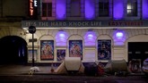 Tenda dan barang-barang milik Kevin, 50 tahun, dan Bryan, 51 berjejer di jalanan di luar Theater Piccadilly, London, yang tiketnya seharga 110 poundsterling (sekitar Rp2 juta), 4 Desember 2017. (REUTERS/Mary Turner)