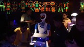 Di dalam restoran, pelanggan memesan makanan lewat tablet di mejanya. Ketika makanan sudah siap, robot pun mengantarkannya dengan nampan. (AFP PHOTO / ARUN SANKAR)