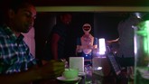 Di India, sebuah restoran mengadaptasi tema robot. Robot ini akan menjadi melayani Anda di restoran. (AFP PHOTO / ARUN SANKAR)