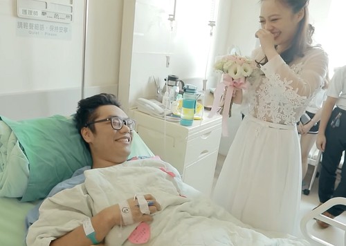 Kisah Romantis Wanita Lamar Kekasih yang Kakinya Akan Diamputasi Kisah Romantis Wanita Lamar Kekasih yang Kakinya Akan Diamputasi