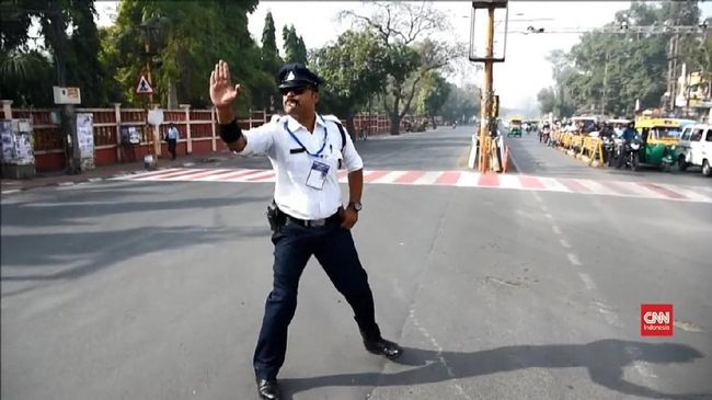 VIDEO: Aksi Polisi India Atur Lalu Lintas ala Michael Jackson