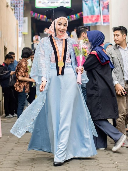 Foto Gaya 10 Artis Indonesia Saat Wisuda Raih Gelar 