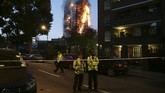 Api melahap bangunan 24 lantai Grenfell Tower di sebelah barat London, menewaskan 71 orang, termasuk satu dalam kandungan, serta 70 luka-luka pada 14 Juni 2017. (AFP PHOTO/Daniel LEAL-OLIVAS)