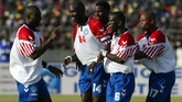 Di level sepak bola internasional, George Weah memperkuat timnas Liberia sepanjang 1987 hingga 2003 dan mencetak 22 gol dari 60 pertandingan. (AFP PHOTO / FRANCK FIFE)