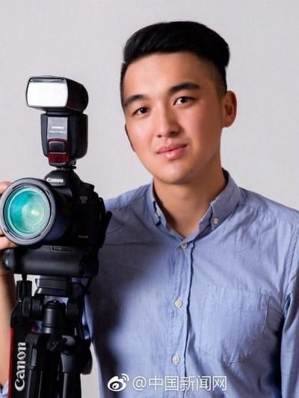 Ada Kisah Haru di Balik Fotografer Tampan yang Ambil Foto Keluarga Gratis Ada Kisah Haru di Balik Fotografer Tampan yang Ambil Foto Keluarga Gratis