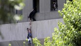 Bocah berusia dua tahun dievakuasi dalam serangan di Parlemen Iran, Teheran Tengah, 7 Juni 2017. (Omid Vahabzadeh/TIMA via REUTERS)