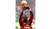 George Weah memamerkan trofi Ballon d'Or ke pendukung AC Milan di San Siro pada 1995. Weah hingga saat ini menjadi satu-satunya pemain asal Afrika yang mampu merebut gelar tersebut. (AFP PHOTO / CARLO FERRARO)
