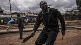Bentrokan antara demonstran dengan aparat keamanan saat pemilihan umum ulang di Kibera, Nairobi, Kenya pada 26 Oktober 2017. Sedikitnya 11 orang tewas dalam kericuhan pemilu yang paling memecah belah di Kenya tersebut. (AFP PHOTO/MARCO LONGARI)