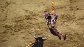 Seorang petarung banteng, Jesus Enrique Colombo, tampil dalam ajang Canaveraleho di Cali, Valle del Cauca, Kolombia. Tahun 2017 ini ajang Fair of Cali digelar untuk kali ke-60. (AFP/Luis Robayo)