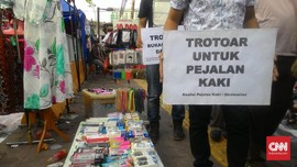 Saat Mal Sepi, Sandi Bersyukur Trotoar Tanah Abang Penuh PKL