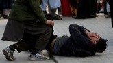 Ali Reza Ahmadi, jurnalis Afghan Voice yang sedang bekerja di kantor itu mengaku tidak merasakan ledakan pada awalnya, tapi melihat asap keluar dari bawah. (REUTERS/Mohammad Ismail)