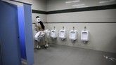 Seorang penari menggunakan kamar kecil di sela-sela penampilannya di sebuah stadion di Bangkok, Thailand. (Reuters/Athit Perawongmetha)