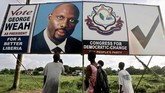 George Weah mulai aktif menjadi calon Presiden Liberia pada 2005. Di usaha pertamanya Weah kalah dari Ellen Johnson Sirleaf setelah dianggap kurang berpengalaman di dunia politik. (AFP PHOTO / ISSOUF SANOGO)