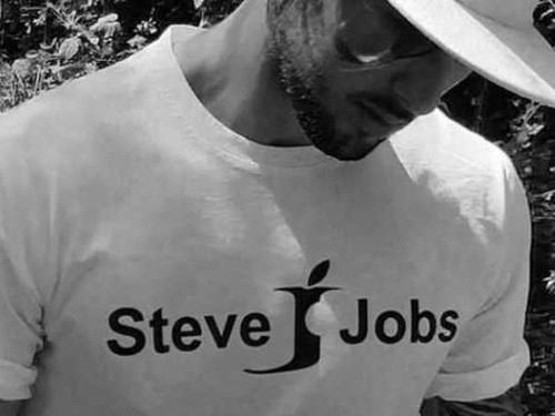 Ketika Steve Jobs Dipakai Jadi Brand Busana di Italia Ketika Steve Jobs Dipakai Jadi Brand Busana di Italia