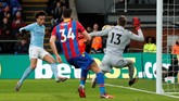 Manchester City sebenarnya memiliki banyak peluang untuk mencetak gol, tapi ketangguhan kiper Wayne Hennessey membuat The Citizens gagal menciptakan gol. Salah satunya Hennessey memblok tendangan Leroy Sane di babak kedua. (Reuters/John Sibley)