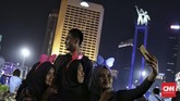 Sebagian warga pun memilih untuk tetap berada di lokasi keramaian bersama teman atau keluarganya hingga sekitar satu sampai dua jam setelah tahun berganti. (CNN Indonesia/ Hesti Rika)