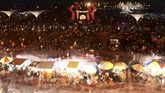 Masyarakat Mamuju, Sulawesi Barat memadati Pantai Anjungan Manakarra untuk menghadiri pesta kembang api yang meriah. Pantai tersebut menjadi salah satu titik utama perayaan malam pergantian tahun 2018. (ANTARA FOTO/Akbar Tado/aww/18)