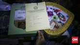 Selain mendapatkan mahar berupa perlengkapan salat dan Al-Quran, peserta nikah massal juga mendapatkan uang dalam bentuk tabungan Rp200 ribu dan satu gram logam mulia. (CNNIndonesia/Safir Makki)