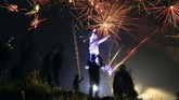 Pesta kembang api digelar pada perayaan malam tahun baru 2018 di Monumen Patung Yesus, Puncak Burake, Makale, Tana Toraja, Sulawesi Selatan. (ANTARA FOTO/Adwit B Pramono/YU/aww/18)