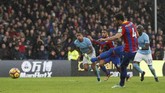 Bencana bagi Manchester City datang pada menit ke-91 setelah Raheem Sterling melanggar Wilfried Zaha di kotak penalti. Beruntung, kiper Ederson Moraes memblok tendangan penalti Luka Milivojevic. (REUTERS/David Klein)