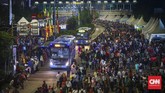 Beberapa moda transportasi umum masih beroperasi guna menunjang pergerakan warga dari rumah mereka ke lokasi keramaian, salah satunya Transjakarta. (CNNIndonesia/Safir Makki)