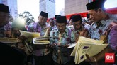 Para petugas kelurahan pun turun tangan untuk menyiapkan berkas calon peserta nikah massal. Sedikitnya ada 100 penghulu yang telah dipersiapkan Pemprov DKI Jakarta untuk menikahkan 437 pasang peserta nikah massal. (CNNIndonesia/Safir Makki)
