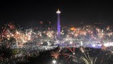 Ingar bingar kembang api juga terdengar bersahutan di kawasan Monumen Nasional. Percikan api menciptakan semburat warna di angkasa bercampur dengan kerlip lampu di sekitar lokasi keramaian itu. (ANTARA FOTO/Wahyu Putro A)