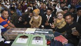 Melalui nikah masal itu, diharapkan setiap pasangan yang menikah memiliki kelengkapan surat atau administrasi yang dikeluarkan oleh Kantor Urusan Agama (KUA), bukan hanya melangsungkan pernikahan secara syariat. (ANTARA FOTO/Hafidz Mubarak A)
