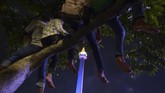 Beberapa warga bahkan memilih cara tak lazim untuk melihat perayaan Tahun Baru di pusat keramaian. Sebagian dari mereka menaiki pohon untuk menyaksikan panggung hiburan lebih jelas dari kejauhan. (ANTARA FOTO/Wahyu Putro A)