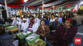 Gubernur DKI Jakarta Anies Baswedan mengaku merasakan keunikan di malam pergantian tahun kali ini, karena di malam pergantian tahun ini warga Ibu Kota tak hanya menyambut 2018, melainkan juga menyambut 437 pasangan pengantin. (CNNIndonesia/Safir Makki)