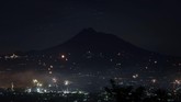 Jutaan warga di seluruh Indonesia merayakan pergantian tahun masehi dengan menggelar berbagai acara yang disesuaikan dengan kebudayaan daerah dan kearifan lokal di pusat-pusat keramaian, Senin (1/1) dini hari. (ANTARA FOTO/Hendra Nurdiyansyah/aww/18)