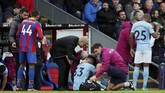 Manajer Manchester City Pep Guardiola berusaha menghibur Gabriel Jesus yang menangis setelah mengalami cedera lutut. Jesus dikabarkan akan absen satu bulan. (REUTERS/David Klein)