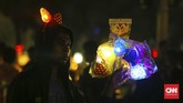 Para penjaja pun tak mau melewatkan kesempatan emas untuk berjualan bermacam dagangan, mulai dari makanan, minuman, hingga pernak-pernik perayaan Tahun Baru. (CNNIndonesia/Safir Makki)