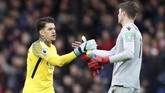 Kiper Manchester City Ederson Moraes bersalaman dengan kiper Crystal Palace Wayne Hennessey. Manchester City harus berterima kasih kepada Ederson yang menghindari mereka dari kekalahan pertama di Liga Primer musim ini. (Reuters/John Sibley)