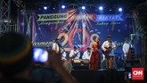 Panggung hiburan disediakan di beberapa titik untuk menyambut pergantian Tahun Baru 2018. Salah satu di antaranya digelar di kawasan Sarinah, Jakarta. (CNNIndonesia/Safir Makki)