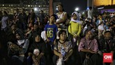Warga memadati kawasan bising sejak beberapa jam sebelum pergantian tahun. Tak sedikit dari mereka terlihat membawa sanak saudara untuk menghabiskan akhir tahun 2017 bersama. (CNN Indonesia/ Hesti Rika)