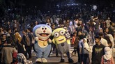 Warga Solo, Jawa Tengah berkumpul di acara Car Free Night Jalan Slamet Riyadi. Pemerintah Kota Solo melarang warga untuk menyalakan kembang api saat malam pergantian tahun. (ANTARA FOTO/Mohammad Ayudha/aww/17)