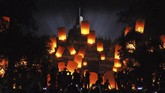 Sejumlah warga melepaskan lampion ke langit saat acara Borobudur Nite 2017 di Taman Aksobya kawasan Taman Wisata Candi (TWC) Borobudur, Magelang, Jawa Tengah. Sedikitnya 2.500 lampion perdamaian diterbangkan untuk menyambut tahun 2018. (ANTARA FOTO/Anis Efizudin/aww/18)