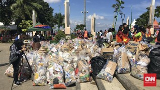 Pengunjung Ancol Rebutan Kumpulkan Sampah