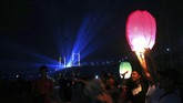 Berbeda dengan di Aceh, sejumlah warga melepas lampion berwarna-warni saat pergantian Tahun Baru 2018 di kawasan Jembatan Merah Putih, Ambon, Maluku. (ANTARA FOTO/izaac mulyawan/aww/18)
