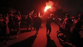 Sebagian warga Surabaya, Jawa Timur merayakan malam pergantian tahun dengan berkonvoi kendaraan bermotor roda dua keliling kota. Tak sedikit dari mereka pun menyalakan 'flare' dan kembang api. (ANTARA FOTO/Didik Suhartono/aww/18)