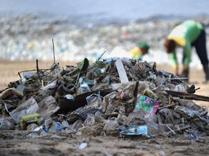 Kemendagri Kaji Larangan Air Kemasan Kecil di Bali