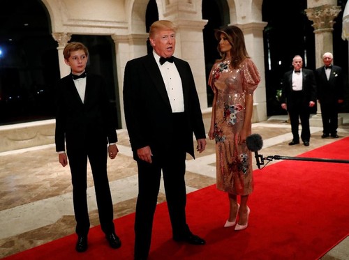 Gaya Glamor Melania Trump Pakai Gaun Rp 74 Juta di Malam Tahun Baru Gaya Glamor Melania Trump Pakai Gaun Rp 74 Juta di Malam Tahun Baru