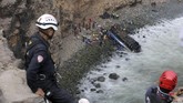 Enam orang selamat dan dirawat di rumah sakit karena luka-luka dalam kecelakaan yang terjadi di Jalan Raya Panamericana Norte dekat Pasamayo, pesisir pantai Pasifik, 45 kilometer dari Ibu Kota Lima. (REUTERS/Guadalupe Pardo)