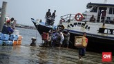 Pembangunan Jalan Dermaga Ujung, jalan utama menuju pelabuhan, ditinggikan. Banjir kini lebih lama surut. Sementara posisi rumah warga saat ini menjadi rendah. (CNN Indonesia/Hesti Rika)