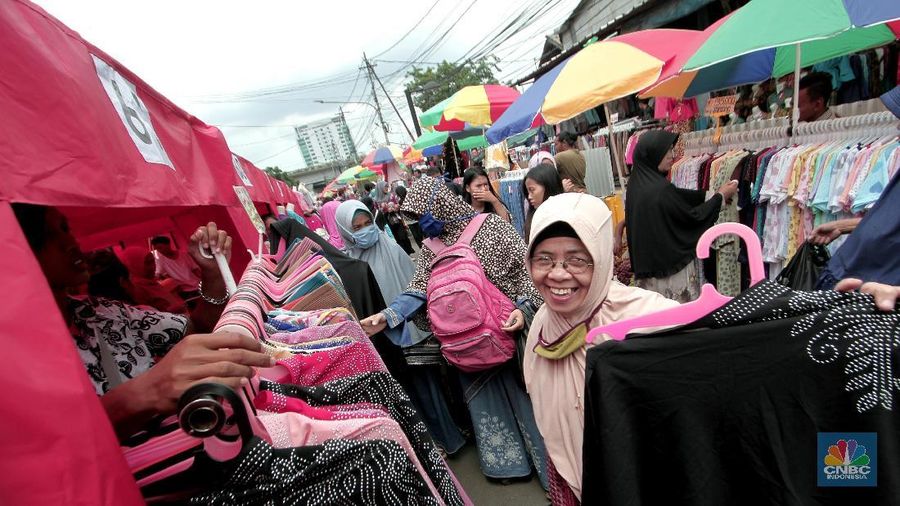 Aktivitas jual beli di jalan Jati Baru Raya, Tanah Abang, Jakarta, Jumat (22/12). Mulai hari ini Pemerintah Provinsi DKI Jakarta menutup Jalan Jatibaru Raya, atau depan Stasiun Tanah Abang mulai pukul 08.00 hingga 18.00 WIB. Penutupan jalan ini untuk penataan pedagang kaki lima Tanah Abang yang sebelumnya berdagang di atas trotoar.