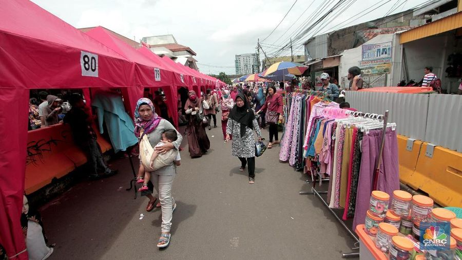 Pemerintah DKI Jakarta membebaskan para pedagang kaki lima berjualan di jalan Jati Baru Raya, di depan stasiun Tanah Abang.